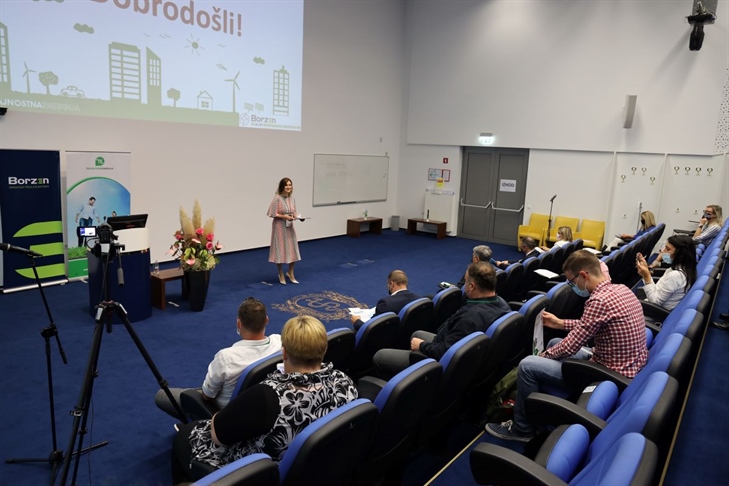 Do energetsko učinkovite skupnosti z manjšo rabo energije